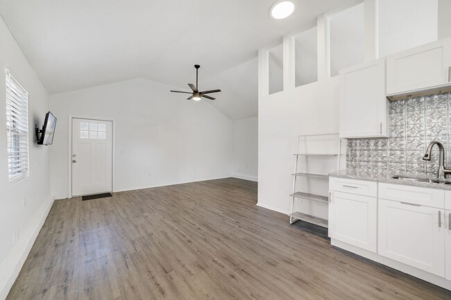 Building Photo - 1 Bedroom Studio Home for rent in Saint Pe...