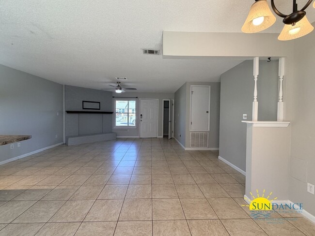 Building Photo - 4 miles from Hurlburt Field, 3 Bedroom beautiful home!