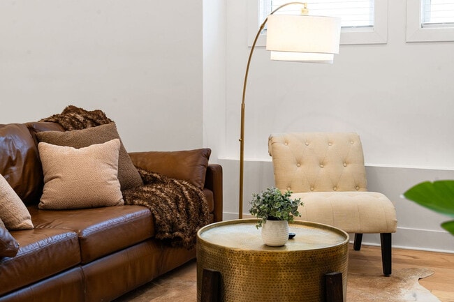 Building Photo - 1941 W Augusta Blvd