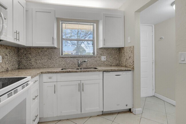 Foto del edificio - 21911 Lake Forest Cir