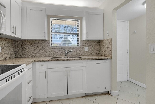 Building Photo - 21911 Lake Forest Cir
