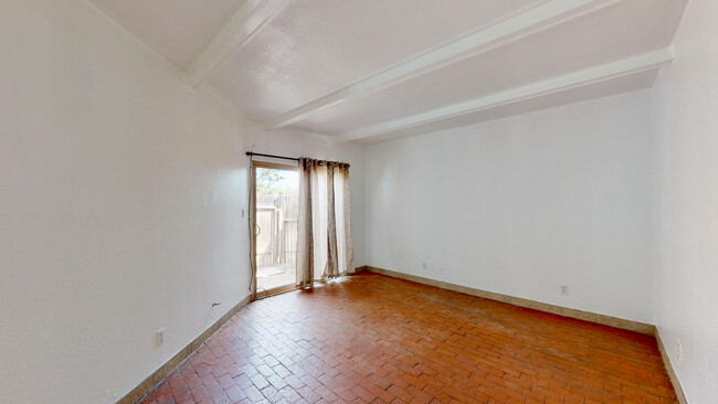 living room - 7501 Pennsylvania Ln NE