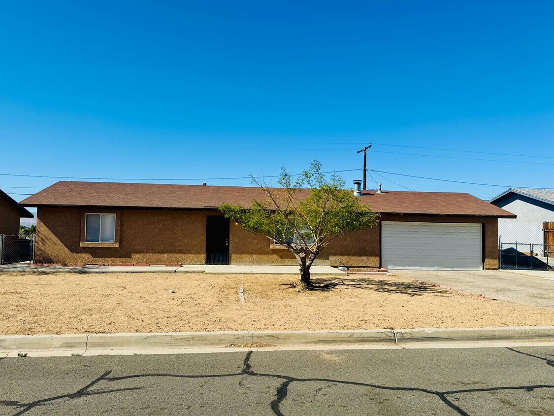 Foto principal - Apple Valley Home in Sycamore Rocks Area
