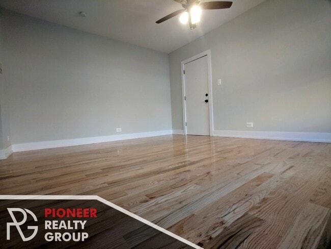 Building Photo - 813 W Cornelia Ave