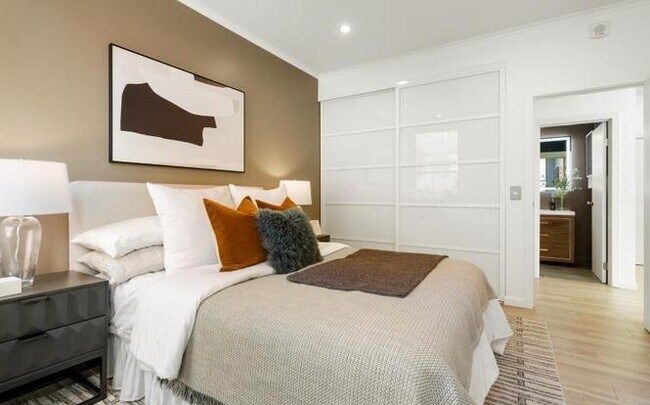 Building Photo - 1060 Bolivar Rd