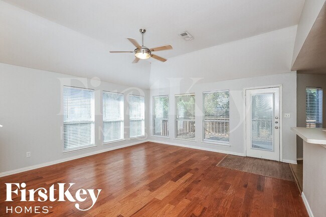 Foto del edificio - 729 Pace Dr