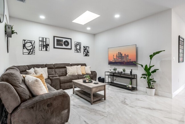 Foto del edificio - 828 SW 14th Ct