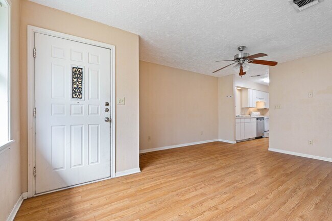 Foto del edificio - "Spacious 2-Bed, 2-Bath Oasis in the Heart...