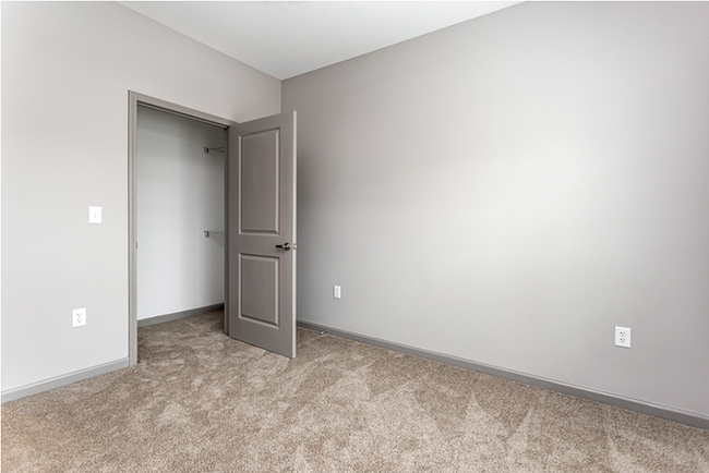 Renovated Bedroom - Turnberry Place Apartments