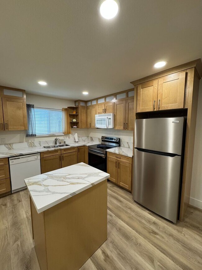 Building Photo - Beautifully Renovated 2 Bedroom Condo - Partially Furnished