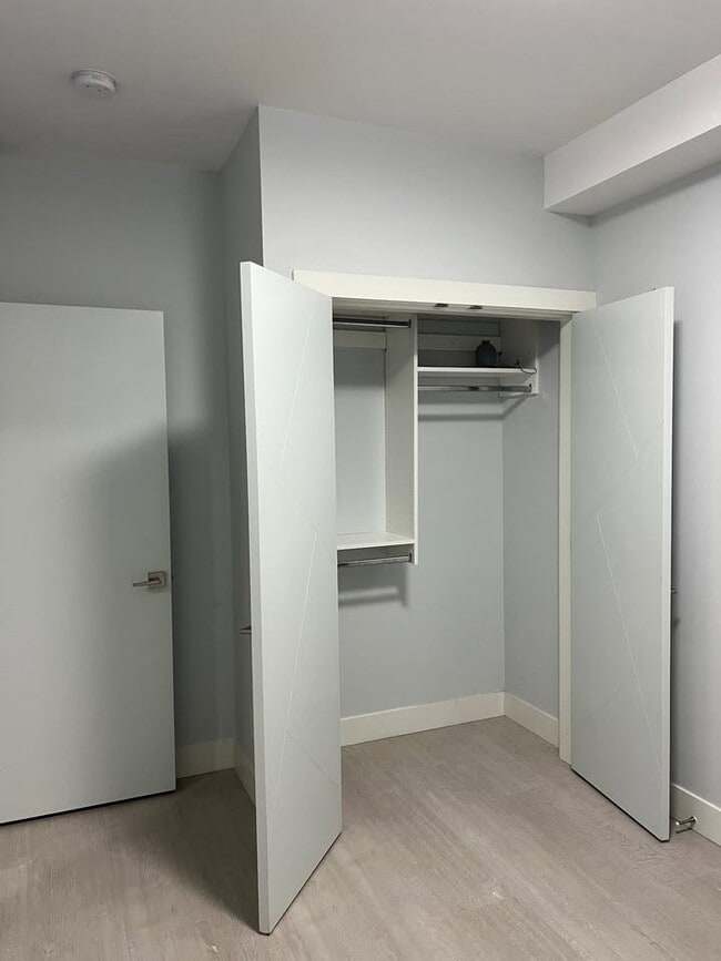 Photo du bâtiment - 16619-1618B 18B Ave