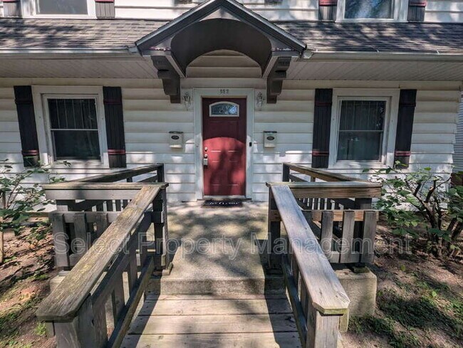 Building Photo - 822 Nuttman Ave