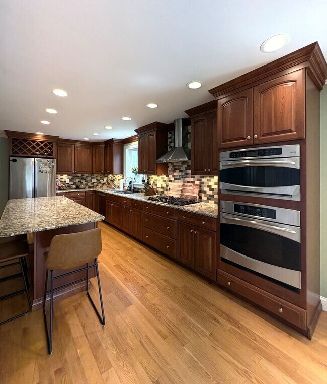 Foto del edificio - Impressive and meticulously maintained 4 bedroom Single Family Home in Tewksbury, MA