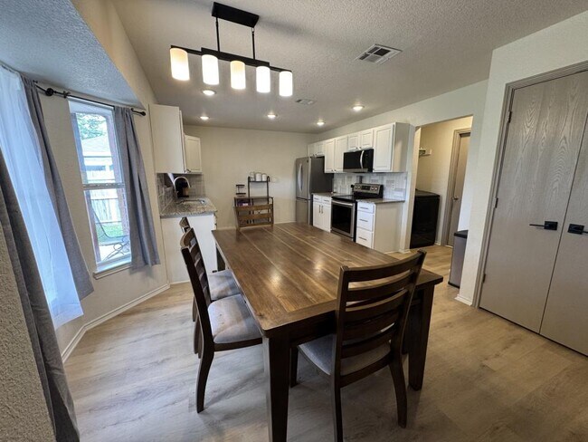 Foto del edificio - 806 James Loop