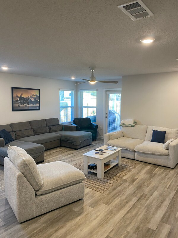 Foto del edificio - 4935 Red Cedar Rd