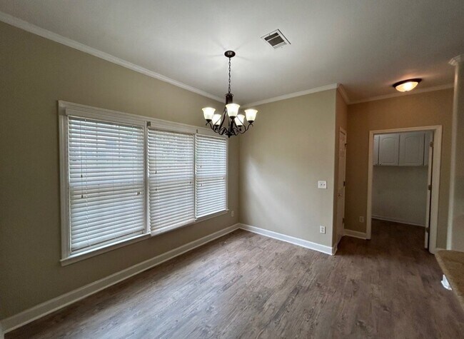Building Photo - 4390 Beacon Hill Dr SW