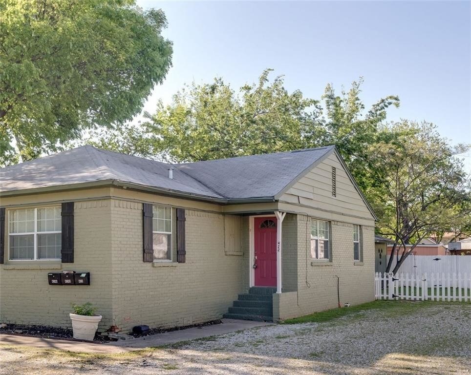 Primary Photo - 422 E Worth St