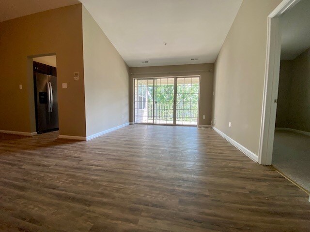 Sala de estar - 300 Blue Water Ct