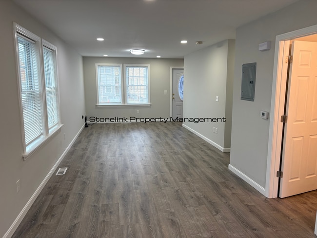 Building Photo - 20 Klondike St