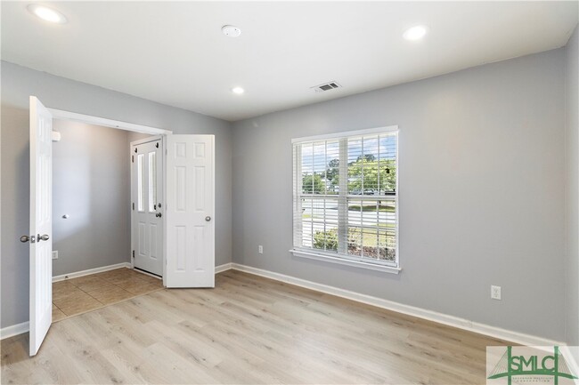 Foto del edificio - 47 Glenwood Ct