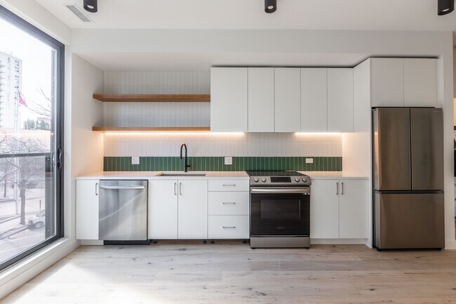 Building Photo - 1712 Oak Ave