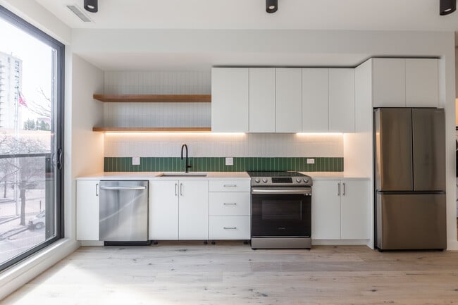 Building Photo - 1712 Oak Ave