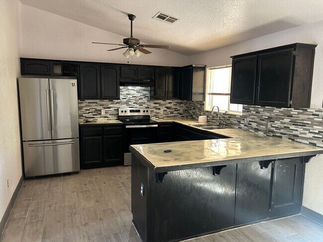 Building Photo - MOVE-IN READY!