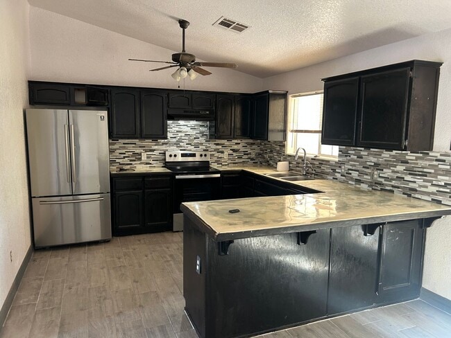 Foto del edificio - MOVE-IN READY!