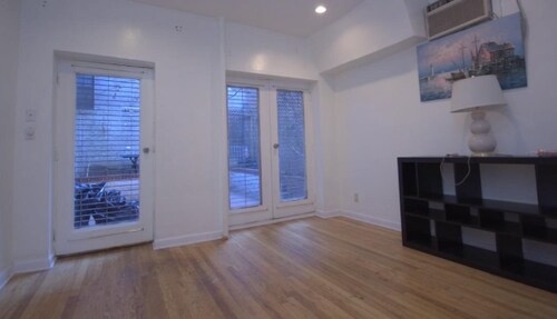 Building Photo - 406 E 40th St