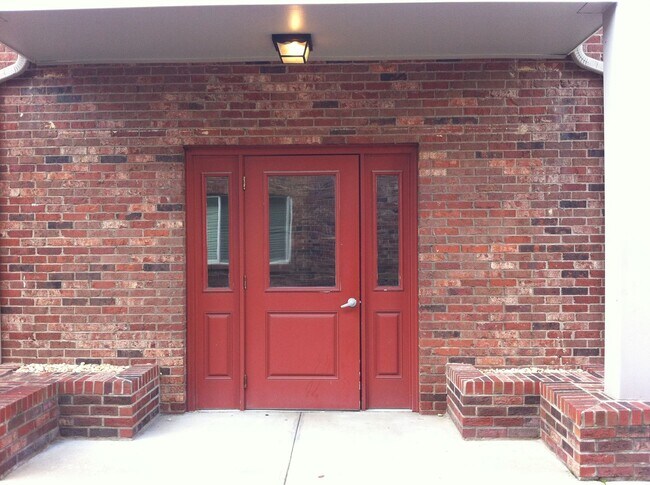 Foto del edificio - COMING IN AUGUST! Attractive Condo, Lots o...