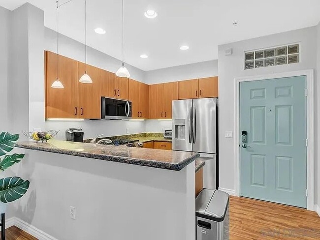 Building Photo - "Chic 1-Bedroom Urban Retreat in the Heart of San Diego!"