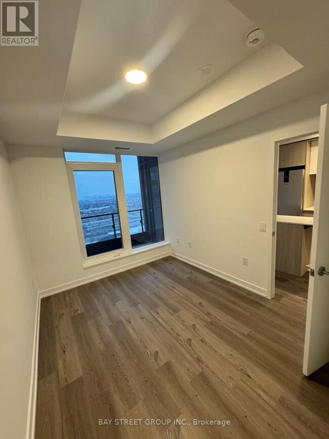 Photo du bâtiment - 395 Square One Dr