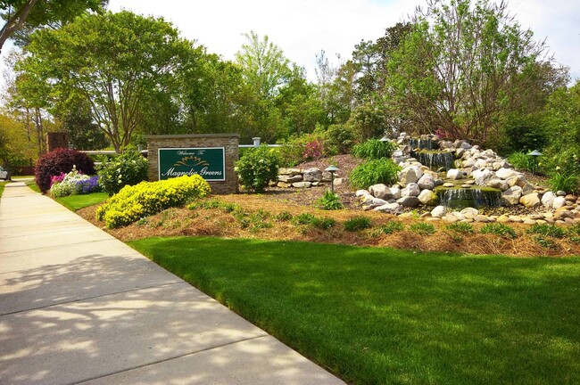 Building Photo - Welcome to this charming 2 bedroom, 2 bath...