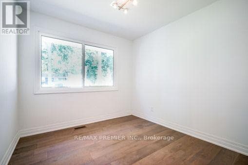 Building Photo - 540 THIRD LINE