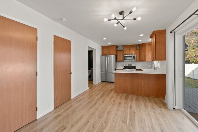 Building Photo - 2303 N Greenacres Rd