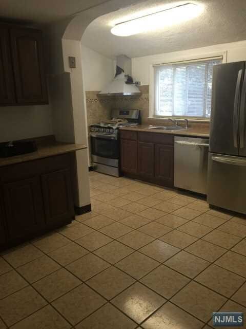 Building Photo - 544 Linden Ave