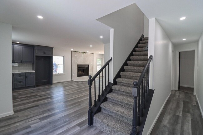 Building Photo - 1080 West Side Dr