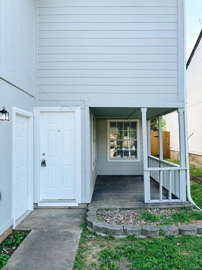 Foto del edificio - Spacious 1 Bedroom Duplex, 2 car garage