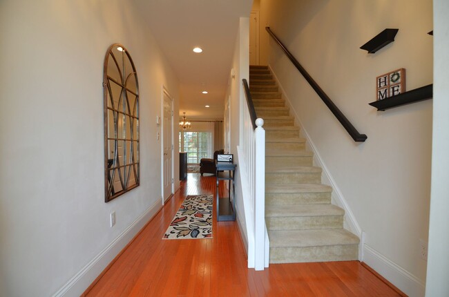 Foto del edificio - BEAUTIFUL 3 BR TOWNHOUSE- FABULOUS LOCATION