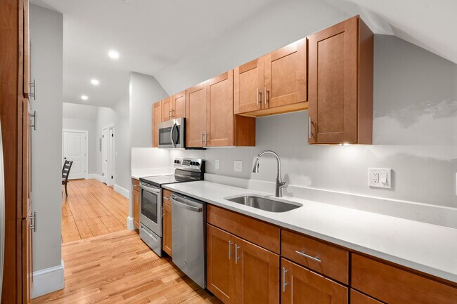 Building Photo - 169 Hunnewell Ave