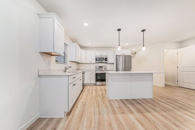 Building Photo - 113 Iris Ct
