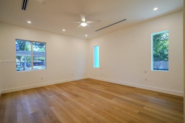 Building Photo - Northwest 24th Court, Miami, FL 33125 - 4 BR 3 BA single-family home