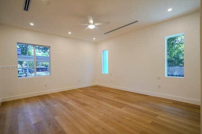 Foto del edificio - Northwest 24th Court, Miami, FL 33125 - 4 BR 3 BA single-family home
