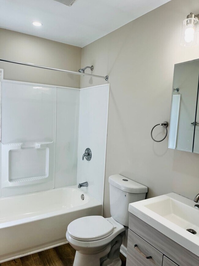 Foto del edificio - Two Bedroom rowhouse available in Northside August 1!