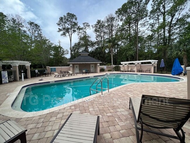 Foto del edificio - 1449 Blue Heron Ln N