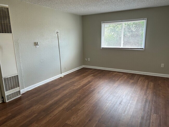 Building Photo - 1 bed + 1 bonus room apartment in Laurel