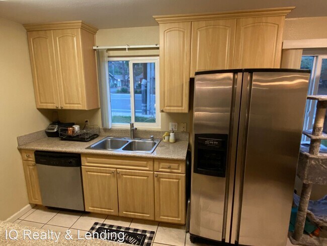 Building Photo - 2 br, 2 bath House - 1160 E Washington Ave #6