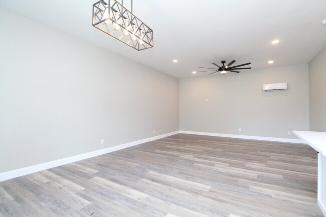 Foto del edificio - Fully Remodeled 2BR/2BA Attached Home with Garage, Modern Finishes, Park Views & Prime Downtown P...