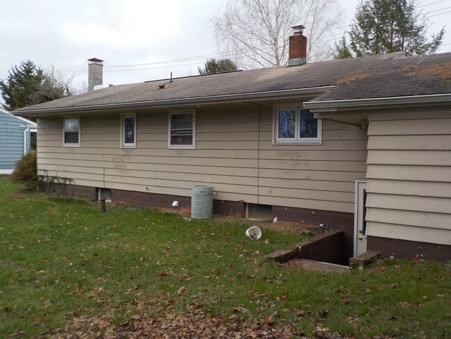 Building Photo - 3 Bedroom, 1 Bath