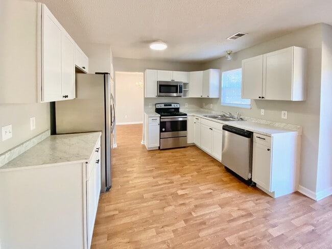 Building Photo - 425 Ridgehill Dr